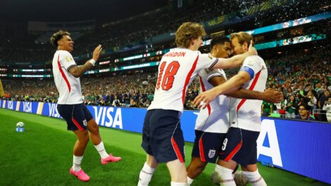 Com um a menos, Inglaterra derruba México no Azteca e segue na Copa