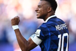 De pênalti, França vence retranca do Paraguai e se classifica na Copa