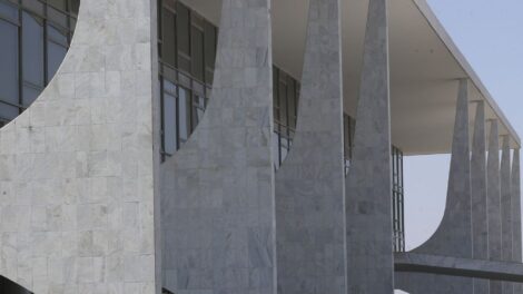 Em artigo no Washington Post, Lula critica política de taxas dos EUA