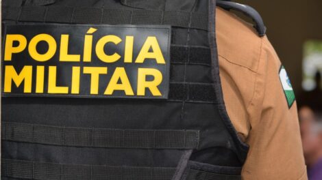 Enfermeiro chama polícia, após ser agredido por paciente, e acaba preso por mandado em aberto