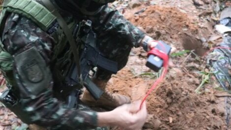 Exército Brasileiro e Polícia Ambiental explodem 'bunker' em Icaraíma; VÍDEO