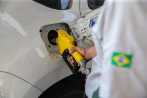 Gasolina comum mantém preço médio de R$ 6,92 em Maringá, aponta pesquisa do Procon