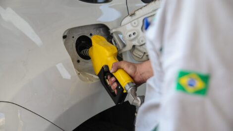 Gasolina comum mantém preço médio de R$ 6,92 em Maringá, aponta pesquisa do Procon