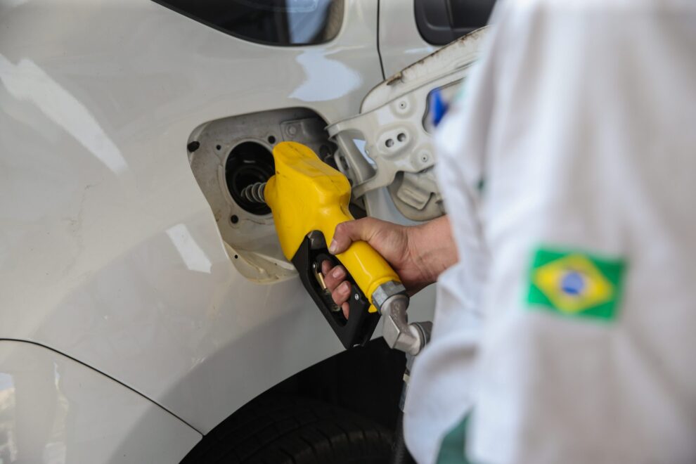 Gasolina comum mantém preço médio de R$ 6,92 em Maringá, aponta pesquisa do Procon