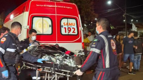 Motociclista morre após bater em meio fio e ser arremessado contra árvore, em Maringá