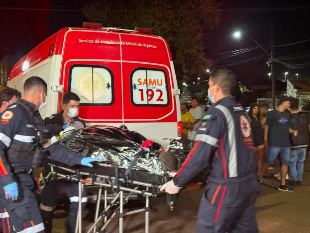 Motociclista morre após bater em meio fio e ser arremessado contra árvore, em Maringá