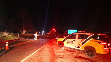 Motociclista morre após batida frontal em rodovia da região; motorista do carro fugiu