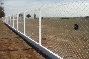 Muito além da cerca: como a escolha do cercamento influencia na segurança, durabilidade e valorização de um projeto
