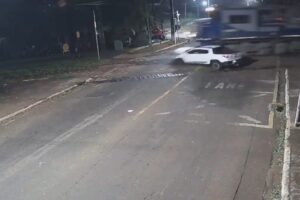 Picape tenta atravessa linha férrea e acaba atingida por trem na região de Maringá