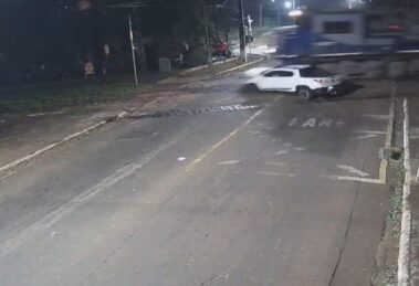 Picape tenta atravessa linha férrea e acaba atingida por trem na região de Maringá