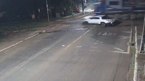 Picape tenta atravessa linha férrea e acaba atingida por trem na região de Maringá