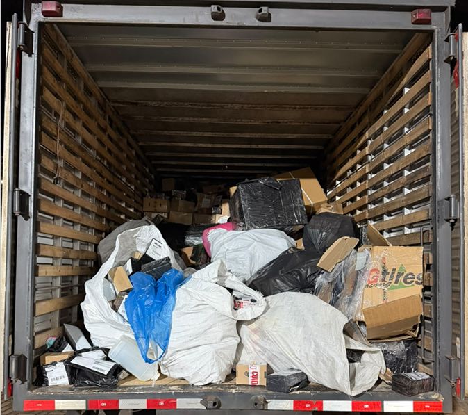 Polícia Federal apreende veículo com duas mil mercadorias ilegais em Peabiru