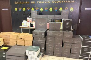 Polícia apreende mais de R$ 150 mil em vinhos contrabandeados da Argentina na PR-317, em Floresta
