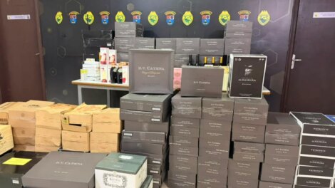 Polícia apreende mais de R$ 150 mil em vinhos contrabandeados da Argentina na PR-317, em Floresta