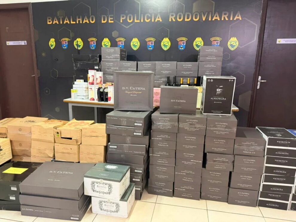 Polícia apreende mais de R$ 150 mil em vinhos contrabandeados da Argentina na PR-317, em Floresta