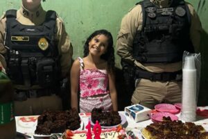 Policiais realizam sonho de criança e vão em festa de aniversário de menina de 10 anos, em Umuarama