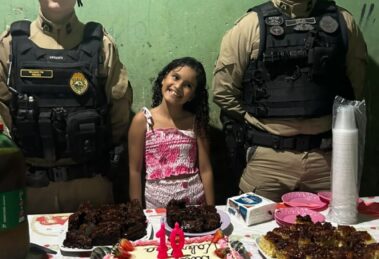 Policiais realizam sonho de criança e vão em festa de aniversário de menina de 10 anos, em Umuarama