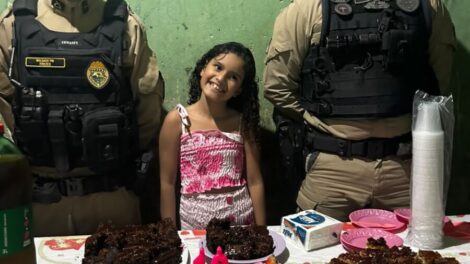 Policiais realizam sonho de criança e vão em festa de aniversário de menina de 10 anos, em Umuarama