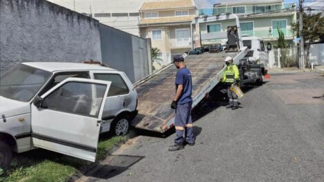 Prefeitura de Maringá recolheu 68 carros abandonados em vias públicas em 2026, mostram dados da Semob