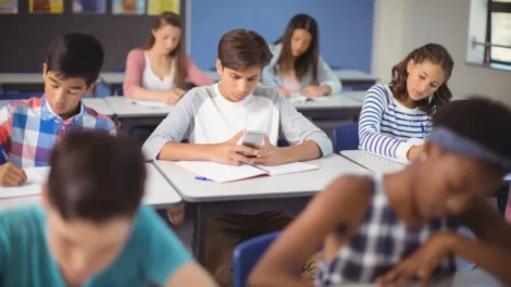 Restrição do uso do celular em sala de aula completa um ano e; o que mudou?
