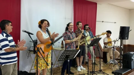 Sulamericanos realiza show de música latina no Teatro Barracão