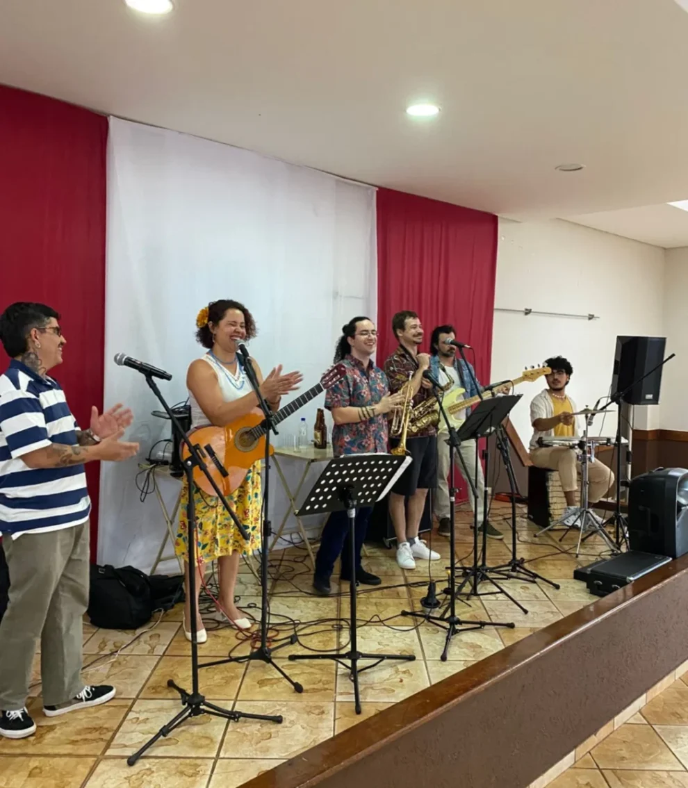 Sulamericanos realiza show de música latina no Teatro Barracão