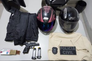 Atirador foi encontrado em casa com pistola 9 mm, munições e as roupas usadas no crime; segundo investigado, que pilotava a motocicleta, não foi localizado pela Polícia Civil
