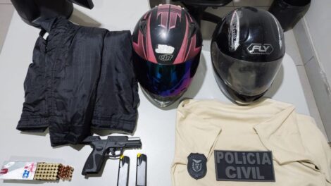 Atirador foi encontrado em casa com pistola 9 mm, munições e as roupas usadas no crime; segundo investigado, que pilotava a motocicleta, não foi localizado pela Polícia Civil