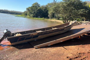 Traficantes fogem e abandonam carro e barco carregados de droga em Guaíra