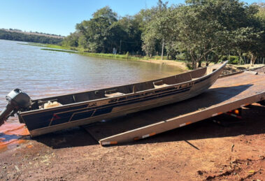 Traficantes fogem e abandonam carro e barco carregados de droga em Guaíra
