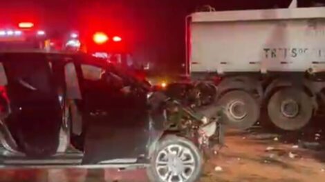 Uma pessoa morre e duas ficam feridas em grave acidente entre caminhonete e carreta no Contorno Sul de Marialva