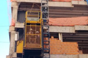 Uso de capacete salva trabalhador de ferimentos graves após queda em obra em Maringá
