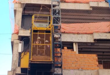 Uso de capacete salva trabalhador de ferimentos graves após queda em obra em Maringá