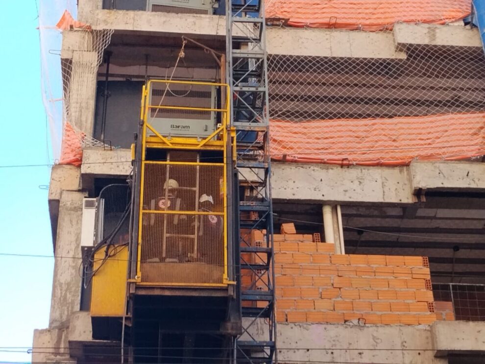 Uso de capacete salva trabalhador de ferimentos graves após queda em obra em Maringá