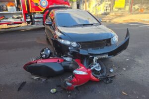 VÍDEO: Motociclista vai parar embaixo de carro após acidente na Vila Operária, em Maringá