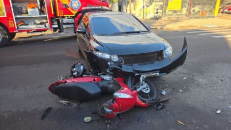 VÍDEO: Motociclista vai parar embaixo de carro após acidente na Vila Operária, em Maringá
