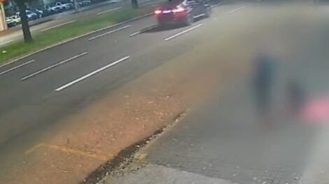 Vídeo flagra homem sendo agredido com pauladas na cabeça em avenida de Maringá