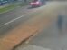 Vídeo flagra homem sendo agredido com pauladas na cabeça em avenida de Maringá
