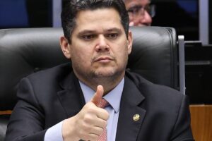Alcolumbre envia PEC que prevê fim da escala 6x1 para CCJ do Senado
