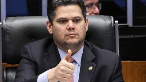 Alcolumbre envia PEC que prevê fim da escala 6x1 para CCJ do Senado