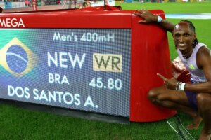 Alison dos Santos quebra recorde mundial dos 400m com barreiras