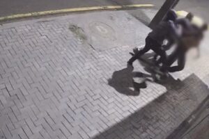 Câmera flagra ataque brutal contra casal durante assalto em Maringá; jovem tem nariz quebrado
