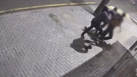 Câmera flagra ataque brutal contra casal durante assalto em Maringá; jovem tem nariz quebrado