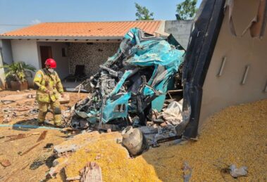 Colisão entre van e carreta causa destruição na PR-317 e veículo invade empresa