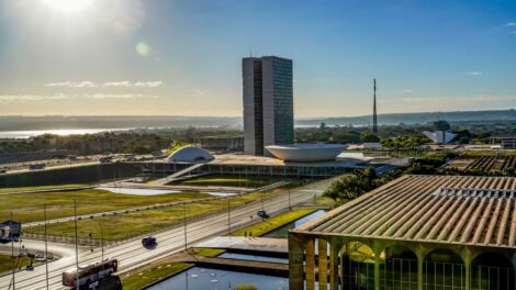 Fim da escala 6x1 deve começar a tramitar no Senado