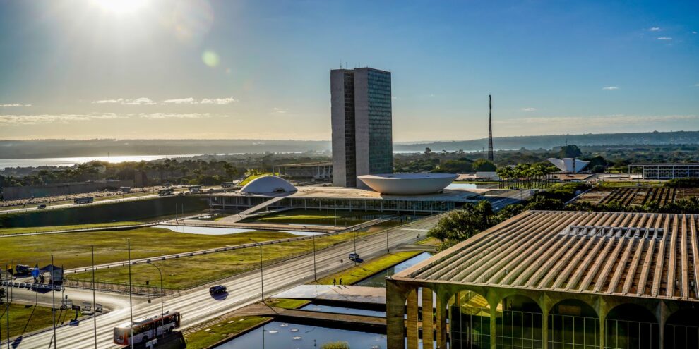 Fim da escala 6x1 deve começar a tramitar no Senado