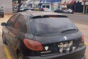 GCM de Maringá localiza veículo furtado estacionado na Avenida Brasil