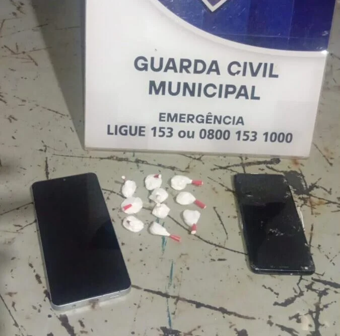 Guarda Municipal prende homem escondendo cocaína em caixa de doces, em Sarandi