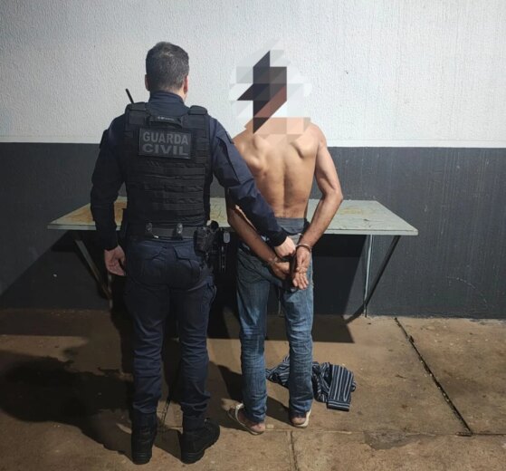 Homem é preso por descumprir medida protetitva e invadir casa da própria mãe em Maringá