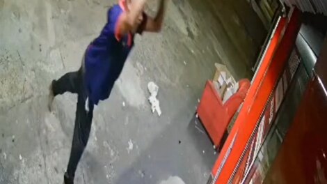 Homem usa pedra para tentar invadir loja, é contido por popular e acaba preso